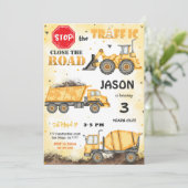 Gelbe und schwarze Bauweise Geburtstagseinladung Einladung (Stehend Vorderseite)