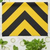 Gelbe und schwarze Chevronen Handtuch (Gefaltet)