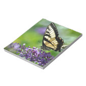 Gelbe und schwarze Schmetterlinge auf dem Lavendel Notizblock (Rotiert)