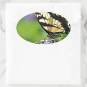 Gelbe und schwarze Schmetterlinge auf dem Lavendel Ovaler Aufkleber (Tasche)