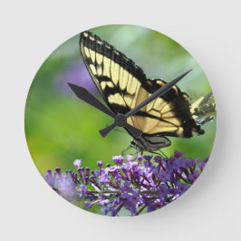 Gelbe und schwarze Schmetterlinge auf dem Lavendel Runde Wanduhr