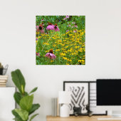 Gelbe und violette Blumen im Garten Poster (Heimbüro)