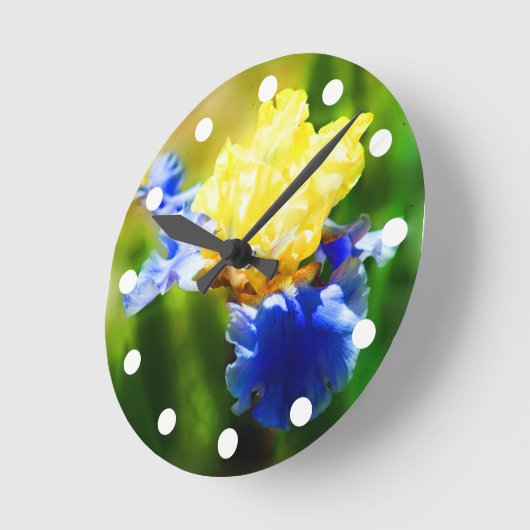 Gelbe und violette Irisklemme Runde Wanduhr (Winkel)