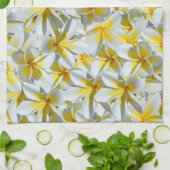gelbe und weiße Frangipanis, Geschirrtuch (Gefaltet)