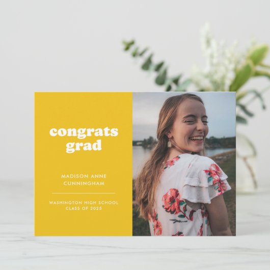 Gelbe und weiße Glückwünsche Grad Foto Abschluss Ankündigung (Stehend Vorderseite)