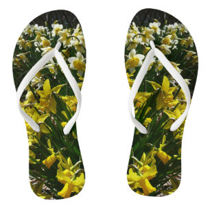 Gelbe und weiße Kleidung Frühlingsblumen Badesandalen