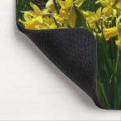 Gelbe und weiße Kleidung Frühlingsblumen Mousepad (Ecke)