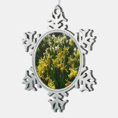 Gelbe und weiße Kleidung Frühlingsblumen Schneeflocken Zinn-Ornament (Rechts)