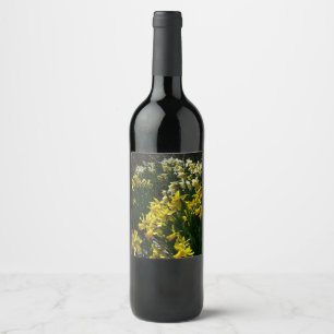 Gelbe und weiße Kleidung Frühlingsblumen Weinetikett