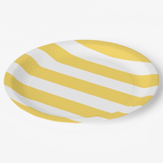 Gelbe und weiße Liegestühle Streifen Pappteller (Schrägansicht)