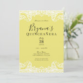 Gelbe und weiße Spitzen Elegantes Quinceñera Party Einladung (Stehend Vorderseite)