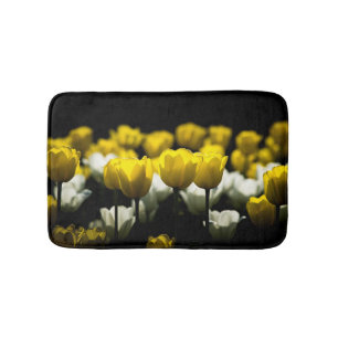 Gelbe und weiße Tulpen Badematte