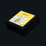 Gelbe und weiße weiße, weißliche Daisy mit benutze Erinnerungskiste<br><div class="desc">Ein Zen-und skurrile,  Hipster-Kunstwerk. Sie können einen Namen,  ein Monogramm oder einen anderen benutzerdefinierten Text hinzufügen. Wenn Sie die Kunst verschieben möchten,  klicken Sie auf die Schaltfläche Anpassen,  um Änderungen vorzunehmen.</div>