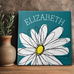 Gelbe und weiße weiße, weißliche Daisy mit benutze Fliese<br><div class="desc">Ein Zen-und skurrile,  Hipster-Kunstwerk. Sie können einen Namen,  ein Monogramm oder einen anderen benutzerdefinierten Text hinzufügen. Wenn Sie die Kunst verschieben möchten,  klicken Sie auf die Schaltfläche Anpassen,  um Änderungen vorzunehmen.</div>