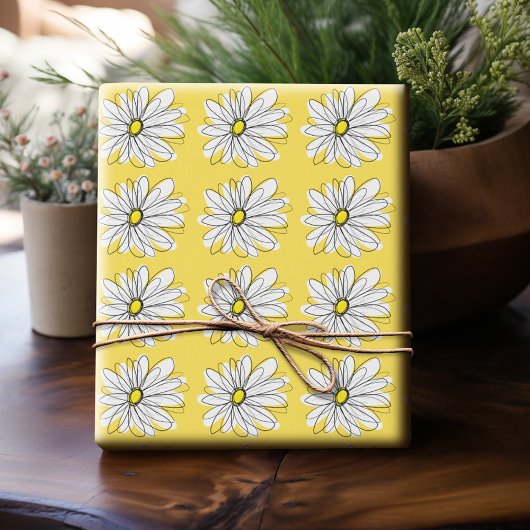 Gelbe und weiße weiße, weißliche Daisy mit benutze Geschenkpapier