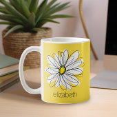 Gelbe und weiße weiße, weißliche Daisy mit benutze Kaffeetasse