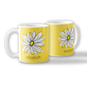 Gelbe und weiße weiße, weißliche Daisy mit benutze Kaffeetasse