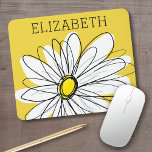 Gelbe und weiße weiße, weißliche Daisy mit benutze Mousepad<br><div class="desc">Ein Zen-und skurrile,  Hipster-Kunstwerk. Sie können einen Namen,  ein Monogramm oder einen anderen benutzerdefinierten Text hinzufügen. Wenn Sie die Kunst verschieben möchten,  klicken Sie auf die Schaltfläche Anpassen,  um Änderungen vorzunehmen.</div>