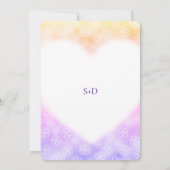 Gelbe violette Blumen HerzValentinische Hochzeit Einladung (Rückseite)