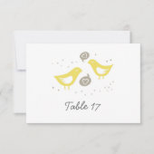 gelbe Vögel, die über Liebe-Tischnummer sprechen Einladung (Vorderseite)