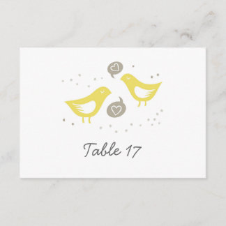 gelbe Vögel, die über Liebe-Tischnummer sprechen Einladung
