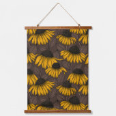 Gelbe Wandteppiche auf dunkelbraunen Tapeten (Vorderseite)