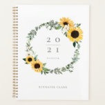 Gelbe Wasserfarbe Sonnenblumen und Wildblume Kranz Planer<br><div class="desc">Elegantes Country-Stil Sonnenblumen jährlichen Planer Design. Unser Design besticht durch handbemalte, goldgelbe Sonnenblumen, weiße cremefarbene Blumen und natürliche Vegetation, die zu diesem eleganten Kranz-Arrangement im Landhausstil zusammengesetzt sind. Das Jahr wird im Sonnenblumenkranz platziert (Hinweis Datum kann geändert werden) Auf der Rückseite befindet sich unsere wunderschöne Sonnenblumenanlage. Alle Blume sind handgemalt...</div>