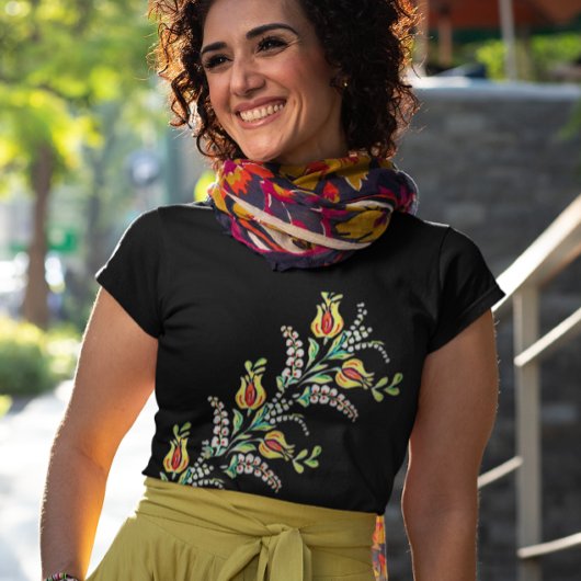 gelbe, weiße ungarische Blumenmotive T-Shirt