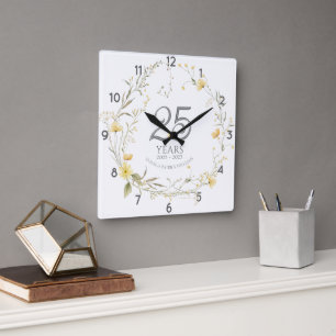 Gelbe Wildblumen 25. Hochzeitstag Quadratische Wanduhr