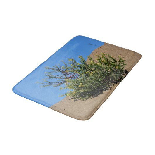 Gelbe Wildblumen in Sand und Blumen Badematte (Schrägansicht)