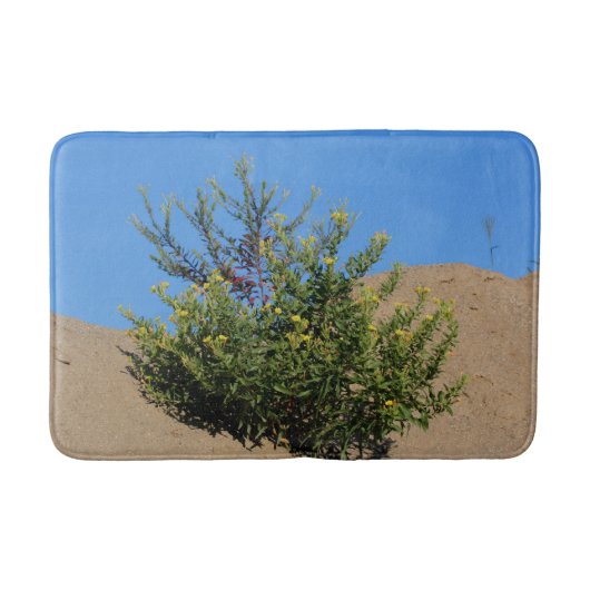 Gelbe Wildblumen in Sand und Blumen Badematte (Vorderseite)