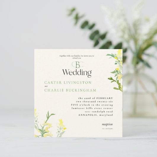 Gelbe Wildblumen Mongram Square Hochzeit Einladung (Stehend Vorderseite)