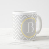 Gelbe Zickzack Monogramm Jumbo-Tasse (Vorderseite Rechts)