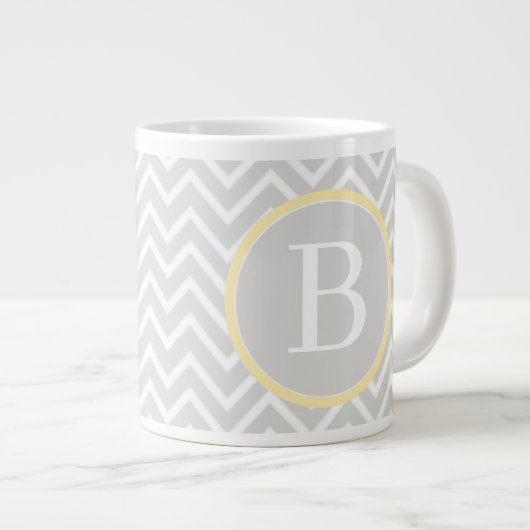 Gelbe Zickzack Monogramm Jumbo-Tasse (Vorderseite Rechts)
