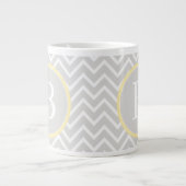 Gelbe Zickzack Monogramm Jumbo-Tasse (Vorderseite)