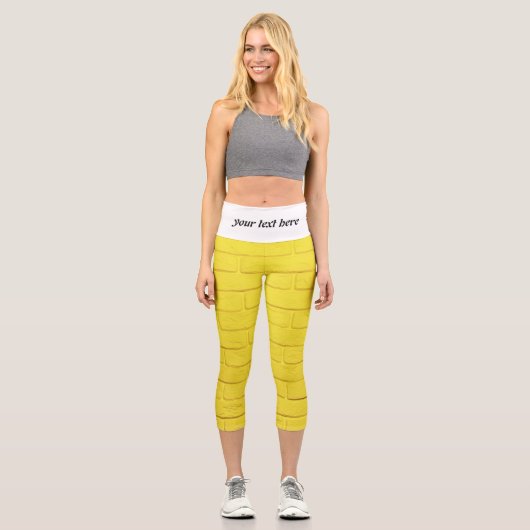 gelbe Ziegelwand Capri Leggings (Vorderseite)