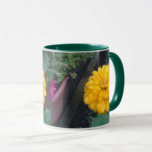 Gelbe Zinnia-Tasse Tasse (VorderseiteRechts)