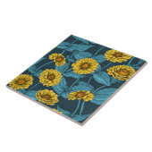 Gelbe Zinnien in dunkelblau Fliese (Seite)