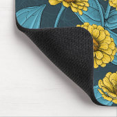Gelbe Zinnien in dunkelblau Mousepad (Ecke)