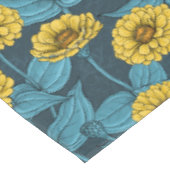 Gelbe Zinnien in dunkelblau Tischdecke (Schrägansicht)