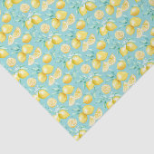 Gelbe Zitronen auf hellblauen Seidenpapier (Ausschnitt)