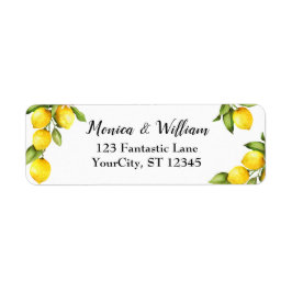 Gelbe Zitronen mit frischen Pflanzen