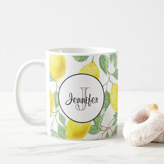 Gelbe Zitronen mit grünen Blätter Muster Monogramm Kaffeetasse (Mit Donut)