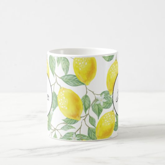 Gelbe Zitronen mit grünen Blätter Muster Monogramm Kaffeetasse (Mittel)