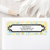 Gelbe Zitronen und Blumen Illustriertes Muster (Insitu)