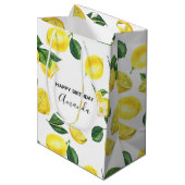 Gelbe Zitronen Wasserfarben Fruchtmuster Geburtsta Mittlere Geschenktüte (Vorderseite Schrägansicht)