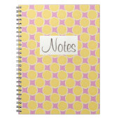 Gelbe Zitronenscheiben auf hellrosa Notizblock (Vorderseite)