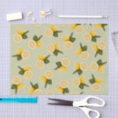 Gelbe Zitrusfrucht-Zitronen-Frucht auf blassem Seidenpapier (Handwerk)