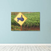 Gelbe Zugmaschine im Weinberg Leinwanddruck (Insitu (Holzboden))