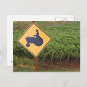 Gelbe Zugmaschine im Weinberg Postkarte (Vorne/Hinten)